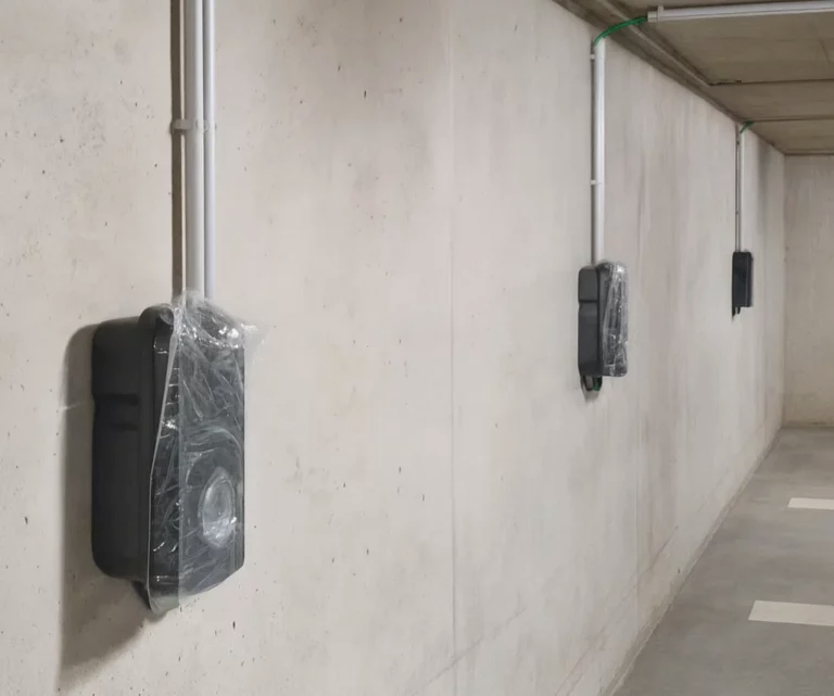 bornes de recharge dans un appartement sur un mur latéral