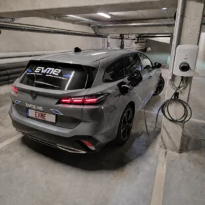 Une voiture teste une borne de recharge à la fin de l'installation.